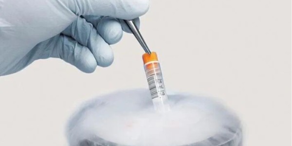 透明卻“發光”，服帖不翹邊：這款藍色熒光BOPP不干膠，專為小口徑醫療標簽而生